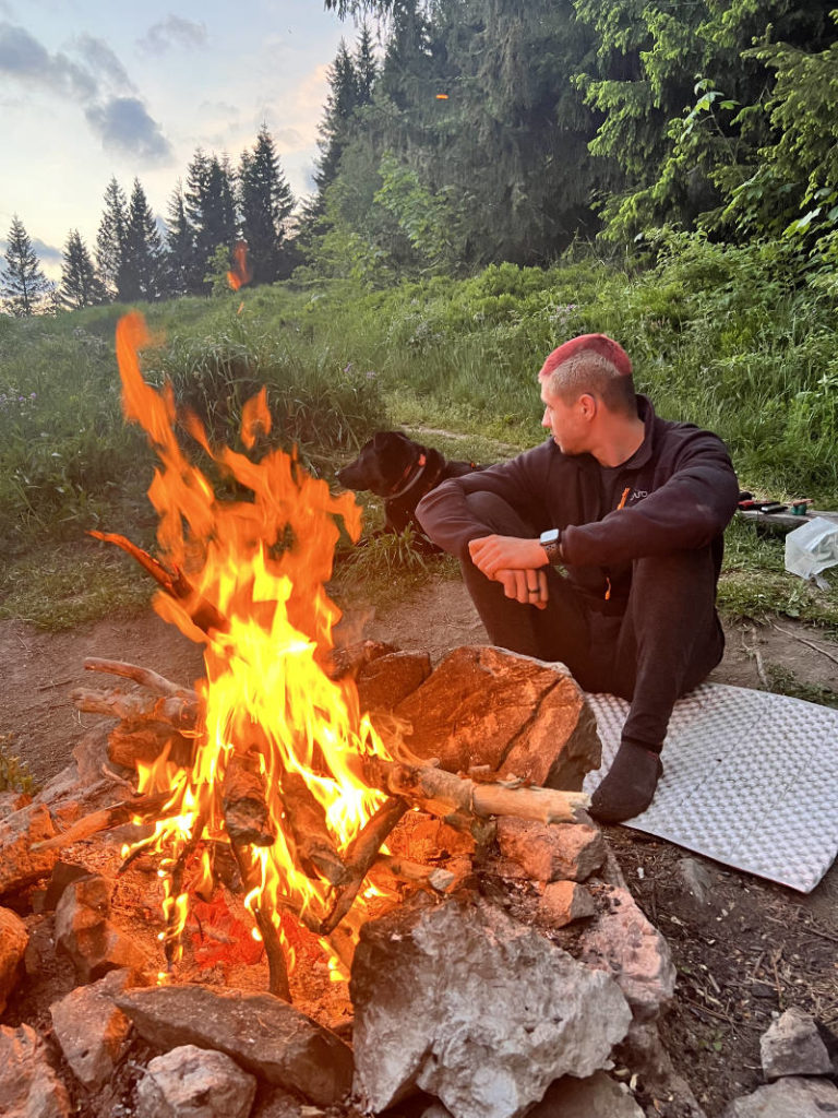 Večer pri ohni v merino oblečení