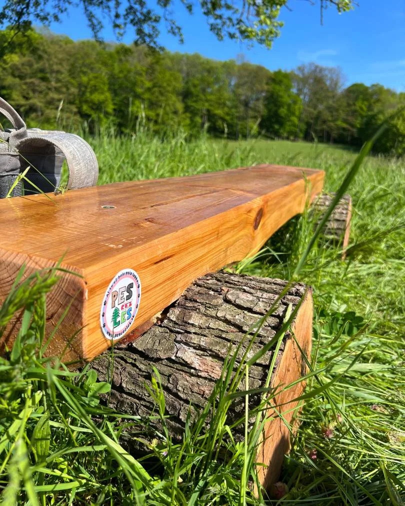 Osadenie lavičky – máj 2023